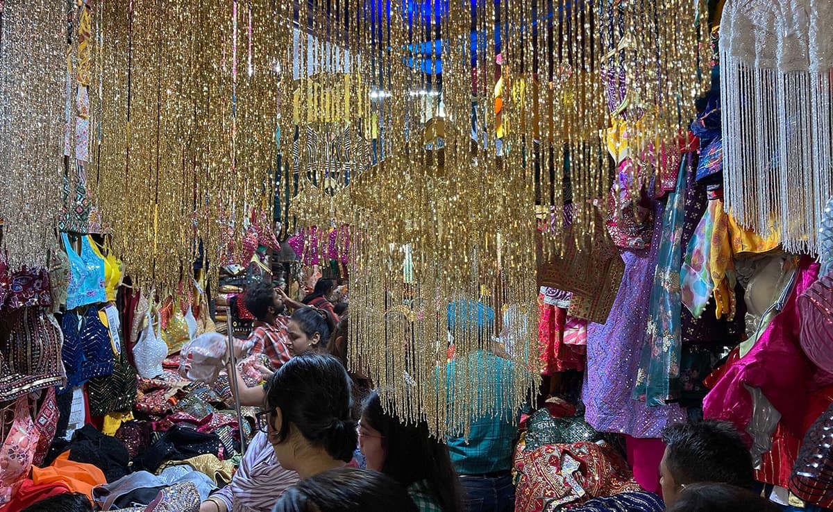 6i6mjvlg sarojini nagar market  625x300 10 November 23 WNsCv1