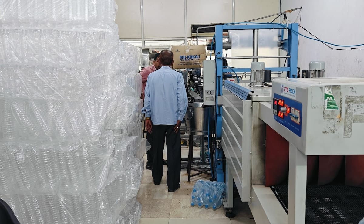 77gmg6go officials seize around 19000 litres of bottled water for violation of norms in hyderabad 625x300 18 November 24 tDvB8s