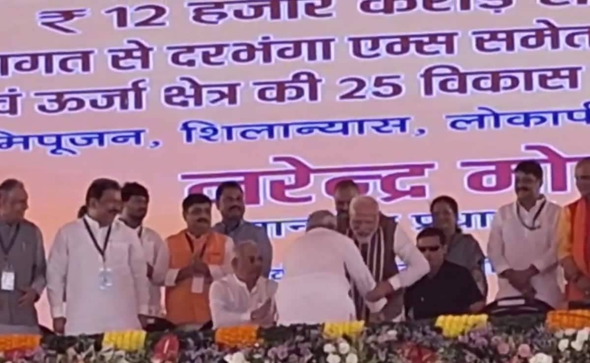 fbv9b8sg nitish kumar touches pm modis feet 625x300 13 November 24 kxoe7a