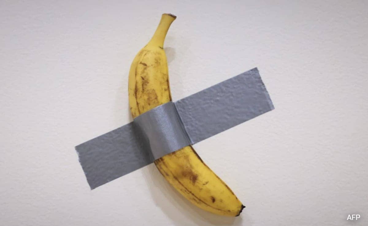 vgul12co fresh banana taped to a wall 625x300 21 November 24 v2Hc1k