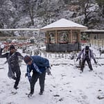 Despite Manali Traffic Nightmare, People Enjoy Snowfall In Himachal Pradesh