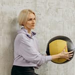 10 Benefits Of Performing Wall Squats & How To Do It